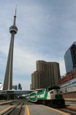 GO- Zugkomposition bei der Ausfahrt aus der Union Station in Torornto am 3.8.2009 mit F59PH 551 als Schublok.