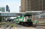 GO- Zugkomposition bei der Ausfahrt aus der Union Station in Torornto am 3.8.2009 mit F59PH 551 am Ende.
