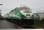 Bei regnerischen Wetter steht am 7. September 2013 Motive Power, Inc. (MPI) MP40PH-3C der GO Transit mit ihren Personenzug in Oshawa, Ontario / Kanada.