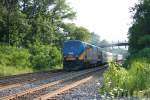 EPA-42a 906 der VIA Rail mit Schnellzug whrend einer kurzen Beschleunigungsphase in Richtung Toronto am 28.7.2009 in Snake (Hamilton).