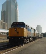 Im schwierigen Gegenlicht rollt  The Canadian  in Toronto Central ein.