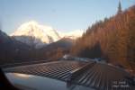 Durchfahrt durch den Jasper National Park, Bild aus dem Park Car mit Aussichtsdeck auf die Berge der Rocky Mountains