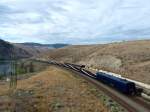 Nachschuss auf den nach Vancouver fahrenden Rocky Mountaineer bei Savona am 02.09.2013.