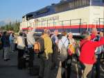Die Fans empfangen den  Rocky Mountaineer  im Bahnhof Banff.