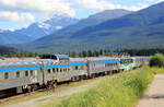 Die verschiedensten Wagen in einem Zug: Canadian #2 von Vancouver nach Toronto in Jasper, 4.8.2012