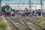 �berblick auf das gesch�ftige Treiben am Bahnhof Almaty 2 am 6 Juni 2026.