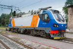 Prima M4 KZ4AT ist die Typenbezeichnung der Lokomotive mit der Nr. 0053 der nationalen Eisenbahngesellschaft Qazaqstan Temir Joly (QTJ). Hersteller ist der franz�sische Konzern Alstom. Die neuen Loks wurden meiner Information nach in Kasachstan fertig montiert. Bei meinem Aufenthalt am Bahnhof Almaty 2 am 6 Juni 2026 habe ich gleich mehrere dieser Exemplare gesehen. 