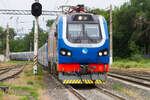 Und hier kommt auch mal ein Zug eingefahren, allerdings mit etwas Versp�tung. KZ4AT0055 kam gut reingerutscht und mit lauten Hupen um noch die letzten Lebensm�den von den Gleisen zu verscheuchen. Bahnhof Almaty 2 am 6 Juni 2026.