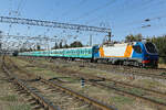 Passagierzug mit der Alstom Lok KZ4AT0029 im  Bahnhof von Taraz in Kasachstan.