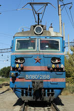 WL 80 2198 mit rotem Stern im Bahnhof von Taraz in Kasachstan.