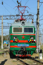 WL 80 1338 in grün mit rotem Stern im Bahnhof von Taraz in Kasachstan.