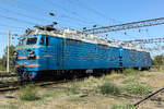 WL 80 2198 mit rotem Stern im Bahnhof von Taraz in Kasachstan.