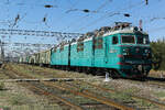  WL 80 1325 in grün mit rotem Stern und Schiebewand Wagen im Bahnhof von Taraz in Kasachstan. Dort haben die Leute noch niemals jemand gesehen der Trainsoptting als Hobby hat. Die Menschen waren überaus interessiert was ich da mache und sehr freundlich zu mir. Am letzten Tag gäbe es dann noch ein Gespräch mit der Polizei und dem Chef des Bahnhofs was aber auch gut ausging. Ich möchte hiermit allen Menschen von Taraz herzlich danken, welche am Ende verständnisvoll unser Hobby akzeptieren.
