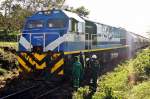 Die entgleiste 9901 auf dem Weg von Magadi nach Mombasa am 28.5.2012 bei Mariakani. Die Ursache der Entgleisung wei ich nicht und auch die Bahnarbeiter haben mir keine sinnvolle Antwort gegeben.