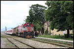 2620-016 hält hier mit dem TL 4200 aus Pec am 21.5.2017 um 13.45 Uhr im Bahnhof Bardh i Madh.