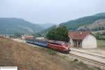 Lok 007 der Kosovo Railways an einem aufgelassenen Bahnhof der Strecke (Pristina) - Fushe Kosove/ Kosovo Polje - Kline/Klina - (Peje/Pec) am 24.08.09 anlsslich einer Sonderfahrt fr die IG Bahntouristik.