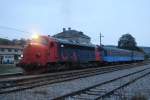 Die letzte noch im original Kosovo Railways-Lack befindliche Di3 005 kommt am Abend des 11.10.09 mit dem Sptzug von Fushe Kosove / Kosovo Polje nach Peje / Pec in Kline / Klina an. Die Kombination mit zwei Schwedenwgen stellt die Standartzugbildung im Kosovo dar. Ganz glcklich ist man allrdings nicht darber. Brauchen die Di3 fr die vorgenannte Strecke etwa 500 Liter Diesel, whrend zwei Y1 Triebwgen dafr mit 120 Liter auskommen. Wenigstens sind die Zge in der Regel voll besetzt.