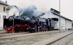 03-002 und 06-018 am 01.05.1989 vor dem Lokschuppen in Pula. Anmerkung: Zum Zeitpunkt der Aufnahme gehörten beide Lokomotiven noch zur jugoslawischen Staatsbahn. Pula liegt zwar in Kroatien, da die Lokomotiven heute jedoch im Besitz der slowenischen Eisenbahnen sind, habe ich das Bild unter  Slowenien  einsortiert.