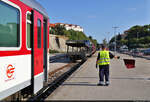 An den slowakischen Nachtzug werden im Bahnhof Split (HR) noch zwei Autoreisezugwagen angekoppelt. Dafür steht ein Rangiermitarbeiter am Ende des letzten Schlafwagens und schwenkt eine Fahne, solange die Lok mit den Pkw zurücksetzen kann.

🧰 HŽ Putnički prijevoz (HŽPP) | ZSSK | ÖBB
🚝 EN 1152 Split (HR)–Bratislava hl.st. (SK)
🕓 7.9.2022 | 17:16 Uhr