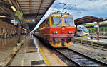 Am frühen Abend war noch mal ein Abstecher zum Zagreber Hauptbahnhof (HR) drin. Fotografiert werden sollte der Nachtzug in die Schweiz. Der wartete am Hausbahnsteig mit 1142 014 auf Abfahrt.

🧰 HŽ Putnički prijevoz (HŽPP)
🚝 EN 40414 Zagreb Glavni Kol. (HR)–Zürich HB (CH)
🕓 31.8.2022 | 18:19 Uhr