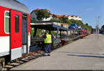 Schluss!  Mit ausgestreckten Armen und der Fahne in der rechten Hand fordert der Rangiermitarbeiter den Lokführer im Bahnhof Split (HR) zum Anhalten auf, damit die beiden Autoreisezugwagen an den