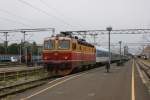 HZ Elektrolok 1141010 in rot / gelb, einer kleinen Serie fr den Fern- 
bzw. Schnellverkehr, ist am 28.04.2008
mit einem IC in den Hauptbahnhof Zagreb eingefahren.
