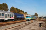 Am Nachmittag des 3.10.2018 steht die 2044 015 mit dem R3012 nach Varazdin im Bahnhof Zlatar Bistrica und wartet die Kreuzung mit dem 7121 017 als R3017 nach Zagreb Glvani Kolod. ab. Diese Zugkreuzung ist die einzige am Tag und dafür gibt es zusätzlich zum Fahrdienstleiter einen Wwichenwärter.