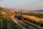 2044 016 mit dem B 1205  Adria  (Split-Budapest Keleti) bei Kastel Stari 21.8.21