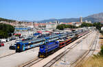 Die neulackierte 2044 020 mit dem Sommerzug von Bratislava (Pressburg) mit beladene Autotransportwagen bei der Ankunft in Bahnhof Split. Kann man auch der abfahrtbereiteter ungarische  Adria  Zug in Richtung Split Pregrade im Hintergrund.
Split, 06.07.2022.