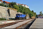 Für den Nachtzug nach Bratislava (SK) ist diesmal 2044 011 (92 78 2044 011-7 HR-HŽPP | EMD GT22HW-2) eingeteilt. Sie muss vor der Abfahrt im Bahnhof Split (HR) noch tüchtig rangieren. Gerade hat sie sich von den Personenwagen gelöst und holt gleich die beiden Autoreisezugwagen, die noch am Hausbahnsteig stehen.

🧰 HŽ Putnički prijevoz (HŽPP) | ZSSK | ÖBB
🚝 EN 1152 Split (HR)–Bratislava hl.st. (SK)
🕓 7.9.2022 | 16:55 Uhr