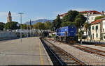 Das Signal auf Gleis 4 im Bahnhof Split (HR) zeigt 2044 011 (92 78 2044 011-7 HR-HŽPP | EMD GT22HW-2) mit zwei weißen Lichtern eine Rangierfahrt an.
