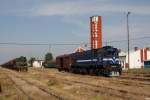 Grenzberschreitender Verkehr im bosnischen Bahnhof Brcko. 
Am 20.5.2011 wartet die kroatische Kennedy HZ 2044 020 mit ihrem 
Gterzugbegleitwagen auf Ausfahrt in Richtung Vinkovci.
Links im Hintergrund ist die bosnische Kennedy 278 zu sehen.