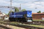 HZ 2044019 setzt im Gleisvorfeld des kroatischen Bahnhof Vinkovci  am 6.5.2010 um.