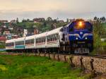 Der nachmittägliche Personenzug 3012 von Zagreb nach Varazdin ist einer der am meisten ausgelasteten Leistungen an dieser Strecke, seine vier oder fünf Wagen sind so gut wie immer vollbesetzt. Am verregneten Nachmittag des 17.04.2015. hat er vor kurzem Zabok verlassen und befindet sich bei der Einfahrt in die Haltestelle Hum-Lug, wo er nach kurzem Halt seine Fahrt in Richtung Varazdin fortsetzen wird. Die 2044 024 hat ihre letzten Kilometer im April dieses Jahres auf den Strecken im Nordosten Kroatiens gefahren, heute steht sie wegen Fristablaufs abgestellt am Zagreber Verschiebebahnhof und wartet auf ihr weiteres Schicksal.