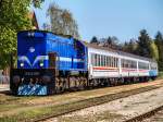 Der Regionalzug 3011 von Varazdin nach Zagreb war lange Zeit ein hervorragendes Fotomotiv auf der Dieselstrecke. Während des mittäglichen Aufenthalts im Bahnhof Zabok das ganze Jahr über im besten Licht, zudem ermöglichte das planmäßige zehnminütige Warten auf den Gegenzug 3006 nach Varazdin, den Zugverband detailliert abzulichten. An 10.04.2011. war an der Spitze des Zuges die 2044 001, mit Baujahr 1981 ist sie die älteste Lokomotive der Flotte. Soeben ist sie mit ihren vier Abteilwagen am Haken im Bahnhof von Zabok angekommen und wartet auf die Weiterfahrt in Richtung Zagreb.