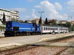 Diesellok 98 78 2044 030-1; steht mit den beiden Wagen als RER5506 am Bahnhof SPLIT zur Abfahrt bereit; 130422