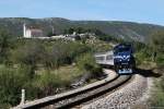 2044 008 mit dem 5503 von Perkovic nach Split am 29.08.2013 bei Primorski Dolac.