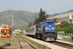 2044 028 mit Regionalzug 5503 Perkovic-Split auf Bahnhof Kaštel Stari am 17-5-2015.