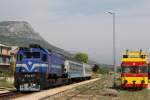 2044 028 mit Regionalzug 5506 Split-Perkovic auf Bahnhof Kaštel Stari am 18-5-2015.