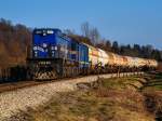 Am 07.03.2015. durchfährt der aus zehn Druckgaskesselwagen samt Begleitwagen zusammengesetzte Güterzug die Ortschaft Hum-Lug und wird in Kürze den Bahnhof von Zabok erreichen. Dort wird gewendet, um schließlich zur Endstation Sveti Kriz Zacretje zu gelangen, wo sich das unterirdische Tanklager befindet. Das aus Ungarn kommende Flüssiggas wird via Cakovec und Varazdin, oft über mehrere Tage hinweg, zum Bestimmungsort gebracht. Normalerweise werden die Kesselwagen im Verband des dreimal in der Woche verkehrenden Verschubgüterzuges mitgeführt, durchgehende Ganzzüge wie an diesem Samstagnachmittag sind eher eine Seltenheit. An der Spitze des Zuges zu sehen ist die 2062 018, vormals unverkennbar durch die ursprüngliche grüne Farbgebung und originale EMD-Scheinwerfer, heute im neuen Erscheinungsbild der HZ Cargo. Diese Lokomotive ist einzigartig da sie während ihrer gesamten Betriebszeit die für US-amerikanischen Loks typischen beleuchteten Nummernschilder behalten hat.