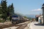 2062 110 und 2062 114 mit Güterzug 60340 Solin-Ogulin auf Bahnhof Kaštel Stari am 27-5-2015.