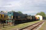 HZ 2062025 hat ebenso wie eine Schwestermaschine und eine Jenbacher  Rangierlok Betriebspause im Depot des Bahnhof Vinkovci am 6.5.2010.