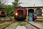 2 132 328 Diesellok auf der Drehscheibe beim Bahndepot von Rijeka. Die Mitarbeiter können mit Bahnfotografen glaube ich nicht viel anfangen. Nach anfänglicher Skepsis, wurde stolz präsentiert, andererseits sind ihnen die alte Schlachtschiffe auch etwas peinlich, besonders was drum herum hinter Unkraut verrostet. Ein toller Besuch am morgen des 19. Mai 2016.