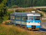 Triebwagen 7121 030 in der Nähe von Zabok im Verlauf der Strecke Varazdin - Zagreb / 17.07.2013.