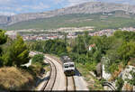 7122 028 (95 78 7122 028-2 HR-HŽPP) unterwegs bei Solin (HR) und fotografiert von einer Brücke an der Splitska ulica.