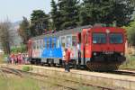 7122 010 mit Regionalzug 5527 Kaštel Stari-Split auf Bahnhof Kaštel Stari am 18-5-2015.