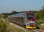 Der von TŽV Gredelj gebaute Triebwagen 7022 201 meistert am 30. August 2015 als Zug 990 die  Steilstrecke  zwischen Turcin und Svetia Ilja. 