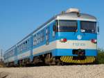 Triebwagen 7121 030 bei der Ausfahrt aus Zabok im Verlauf der Strecke Zagreb-Varazdin / 28.04.2012.