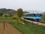 Triebwagen 7121 030 bei Strucljevo im Verlauf der Strecke Zabok - Djurmanec / 27.04.2013.