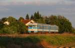 Im Licht der untergehenden Sonne erreicht der kroatische  VT 712.010 am 13.5.2013 aus Vinkovci kommend den Haltepunkt  Gabos.